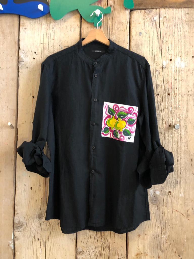 D107 - Camicia di lino nera con taschino limoni